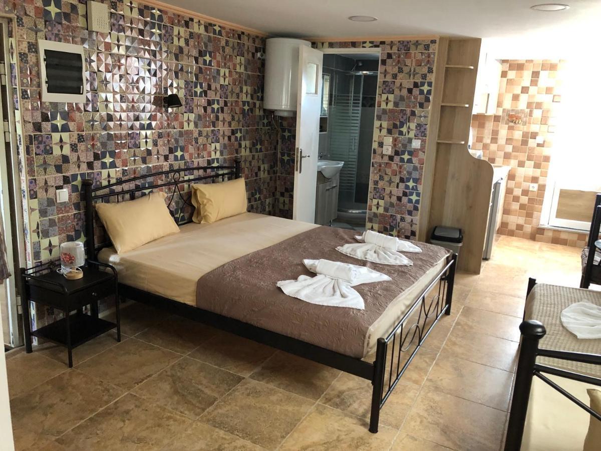 Nikolakakis Rooms Lavrio Exterior foto